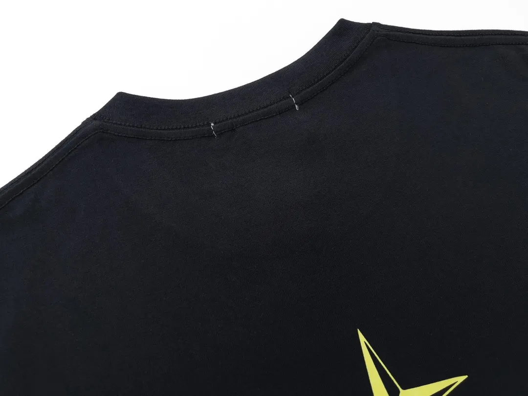 W622#P110 [Stone lsland/Stone Island summer new short-sleeved T-shirt with small compass print on the chest] ⚠️[Original creation with high control of details] - Made of 260 grams of combed cotton with 32-count double yarn, soft and comfortable to the touch, sweat-absorbent and breathable. - Simple, basic and versatile style, original quality, the first choice for couples. - Made in a large factory, four needles and five threads on the shoulder, neat alignment, high quality workmanship. - Same style for men and women, very versatile One piece by hand, the details are clearly visible. Color: Black White Size: M L
